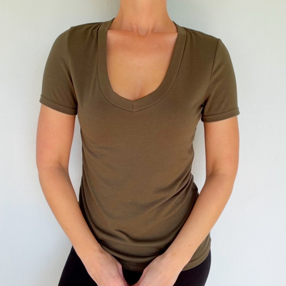 Army green v-neck short sleeve stretch tee size medium